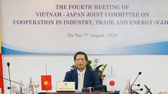 越南工贸部部长陈俊英发表讲话。