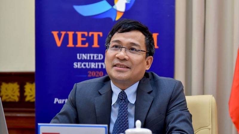 阮明宇副部长参加公开辩论会。（图片来源：国际报）