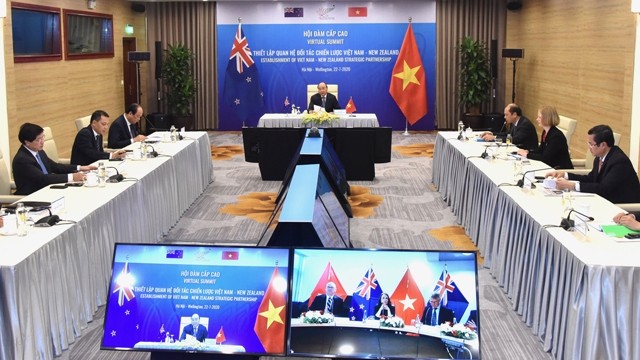 图为越南政府总理阮春福与新西兰总理杰辛达·阿德恩举行视频会谈。（陈海 摄）