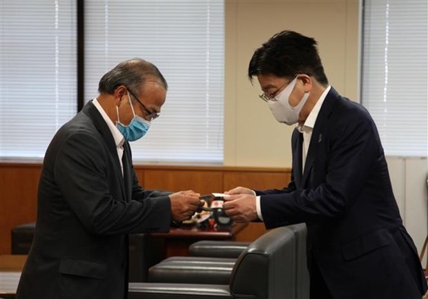 日本卫生大臣加藤胜信（右）与越南驻日本大使武红南。