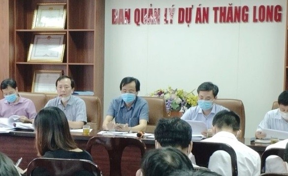 越南交通运输部向竞标者介绍相关情况。