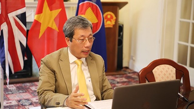 越南驻英国大使陈玉安主持会议。