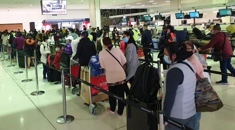 越南公民排队办理登机手续。