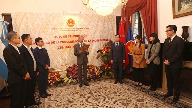纪念典礼在越南驻阿根廷大使馆总部举行。（图片来源：越通社）