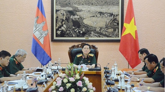 越南国防部部长吴春历与柬埔寨国防部大臣迪班通电话。