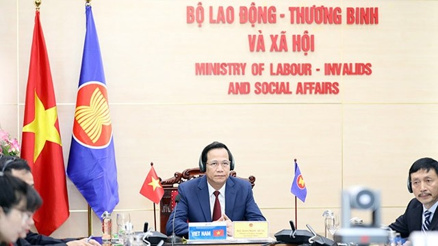 越南劳动荣军与社会部部长陶玉蓉在会上发言。