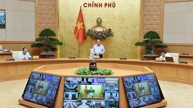 越南政府总理阮春福主持会议。（陈海 摄）