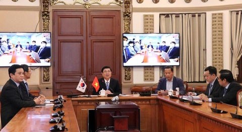 胡志明市人民委员会主席阮成峰在胡志明市主持会议。（图片来源：公安报）