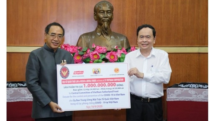 越南祖国阵线中央委员会主席陈青敏接受了泰国提供的援助资金。