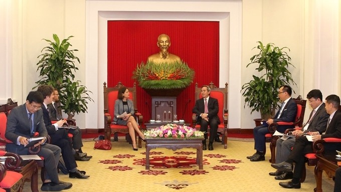 越共中央经济部部长阮文平会见澳大利亚驻越大使罗宾·穆迪。