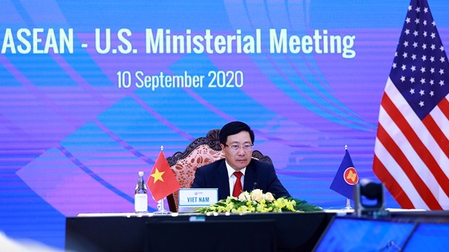 越南政府副总理兼外交部长范平明出席会议。