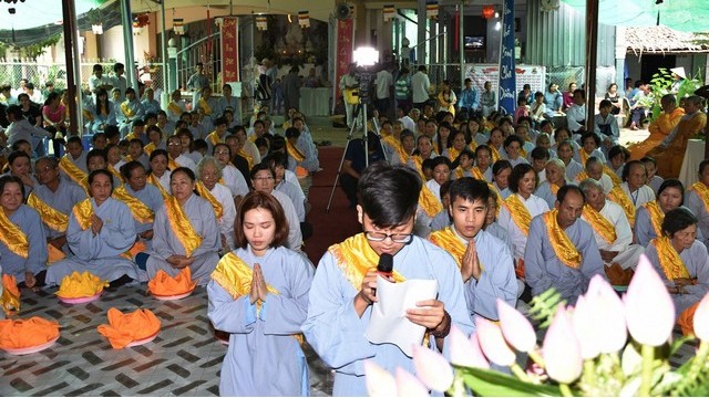 附图：高棉族报孝节在朔庄省各地纷纷举行。