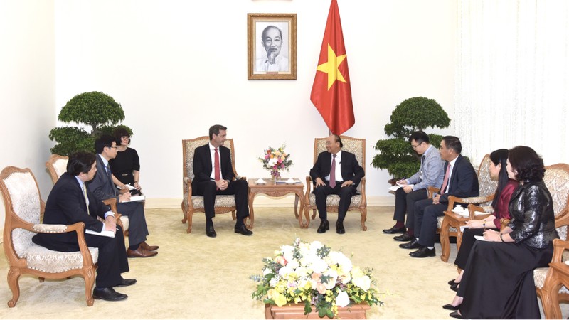 政府总理阮春福会见亚行驻越首席代表安德鲁·杰富瑞。（陈海 摄）