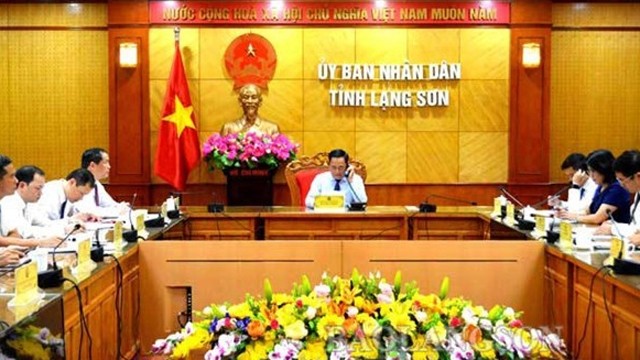 谅山省人民委员会主席胡进绍与中国广西壮族自治区主席陈武通电话。