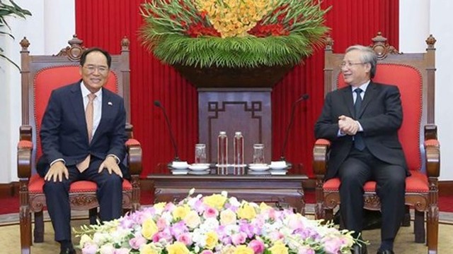 越共中央书记处常务书记陈国旺会见韩国驻越南大使朴能运。