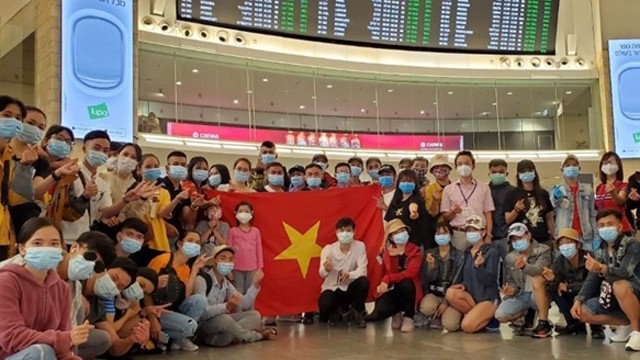 越南公民在机场合影。