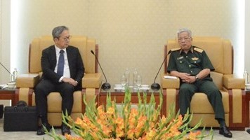 越南国防部副部长阮志咏上将接见日本新任驻越大使山田贵雄。