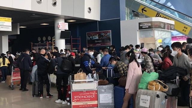 越南公民在机场排队办理登机手续。