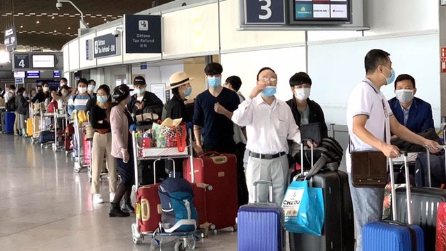 越南公民排队办理登机手续。
