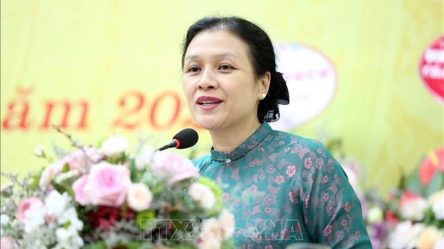 越南友好组织联合会主席阮芳娥在会上发言。