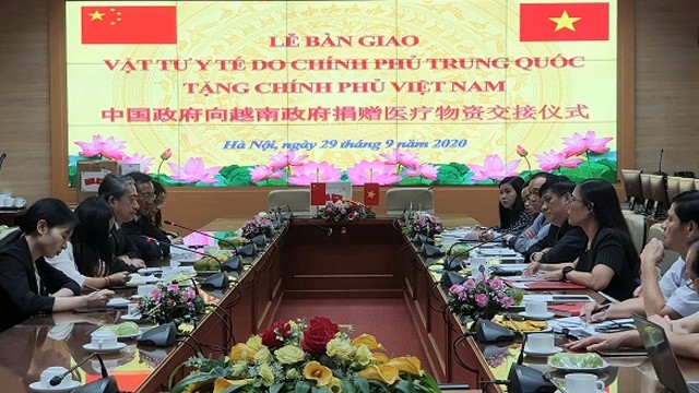 阮清龙代理部长与熊波大使共同出席中国政府向越南政府捐赠医疗物资交接仪式。