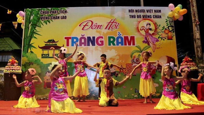 旅居老挝万象越南儿童欢度中秋节。