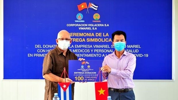 越方代表向古巴新冠肺炎疫情防控一线医务人员捐赠100吨大米。（图片来源：越通社）