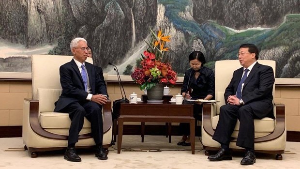 越南驻中国大使范星梅（左）会见上海市市长龚正。