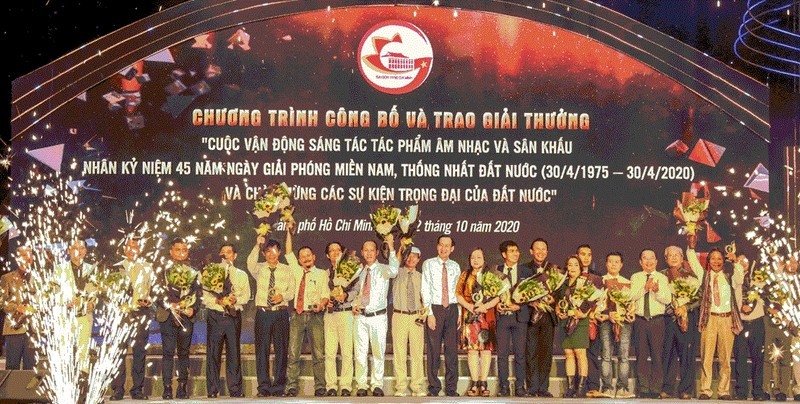 胡志明市领导和获奖作者。（图片来源：西贡解放报）