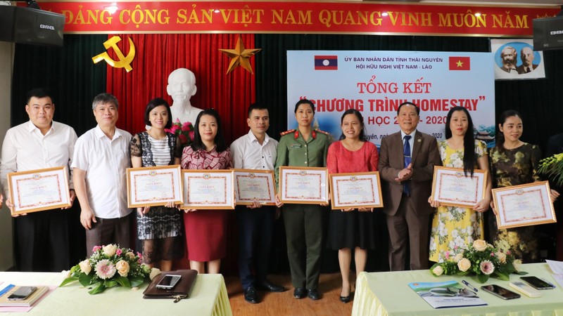 太原省越老友好协会向在寄宿家庭计划中取得显著成绩的10个集体和23名个人颁发奖状。