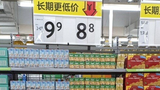 Nutifood奶制品在中国沃尔玛连锁超市上架。（图片来源：giadinh.net.vn/）
