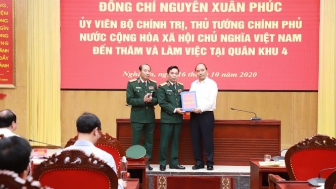 阮春福总理向在捞庄三号水电站开展救援工作中牺牲的13名干部、战士家属赠送慰问金。（图片来源：先锋报）