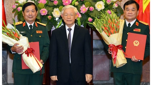 越共中央总书记、国家主席阮富仲向晋升上将军衔的两名军官颁发命令状。