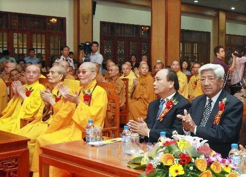 阮春福副总理与众多僧尼佛子、宗教人士出席大典。 (Photo: 图片来源：越通社)