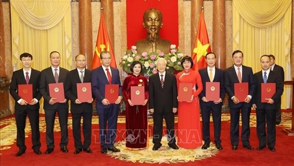 越共中央总书记、国家主席阮富仲向驻外大使颁发任命书。