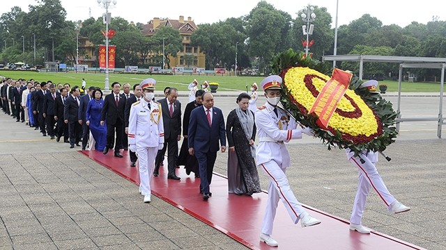 越南党和国家领导人拜谒胡志明主席陵。（登科 摄）