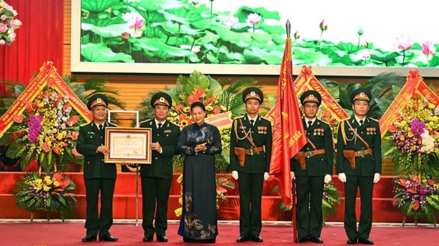 国会主席阮氏金银授予人民军队报三级独立勋章。