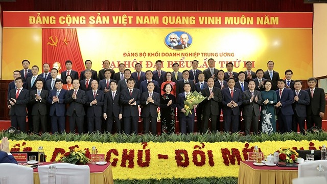越共中央企业第三届委员会亮相。