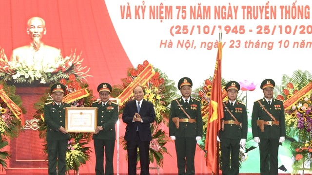 阮春福总理授予国防部国防情报总局一级卫国勋章。（陈海 摄）