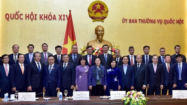 国会主席阮氏金银与越南驻外大使和代表机构首席代表合影。