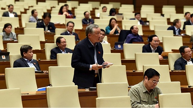 最高人民法院院长阮和平在会上澄清国会代表所关注的一些问告。
