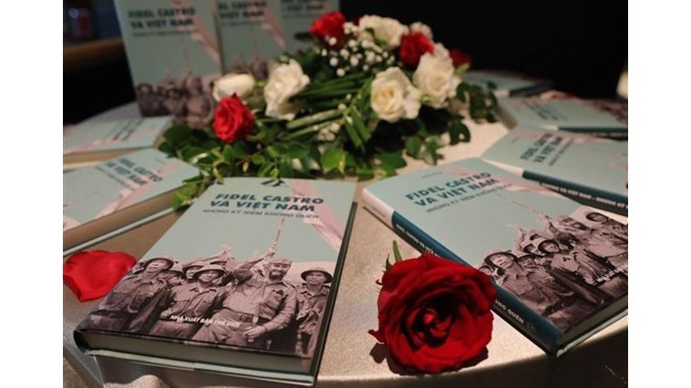 《菲德尔·卡斯特罗和越南——难忘的纪念》新书。（图片来源：越通社）