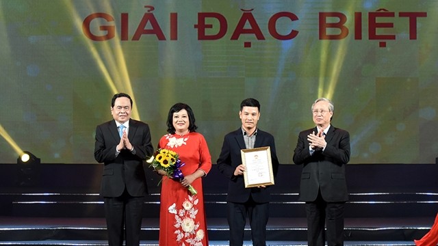 中央书记处常务书记陈国旺和越南祖国阵线中央委员会主席陈青敏给特殊奖获得者颁发奖项。（陈海 摄）