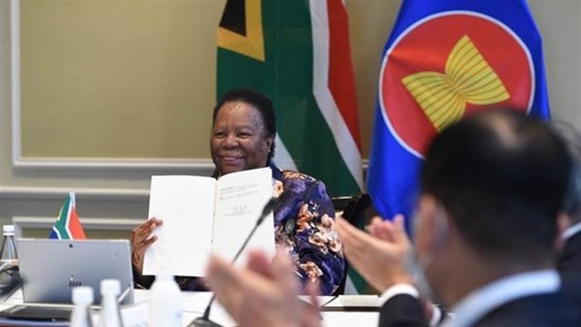 南非国际关系与合作部长纳利迪·潘多尔代表南非政府签署加入《东南亚友好合作条约》文件。