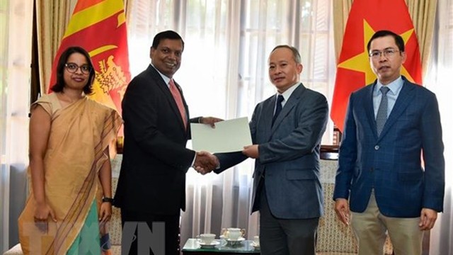 斯里兰卡驻越南大使馆向越方移交善款。（图片来源：越通社）