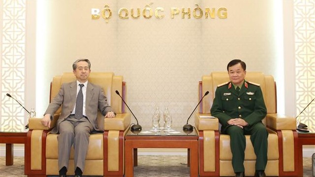 越南国防部副部长黄春战会见中国驻越南大使熊波。