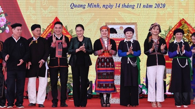 国会主席阮氏金银出席安沛省文安县光明乡的全民族大团结日活动。