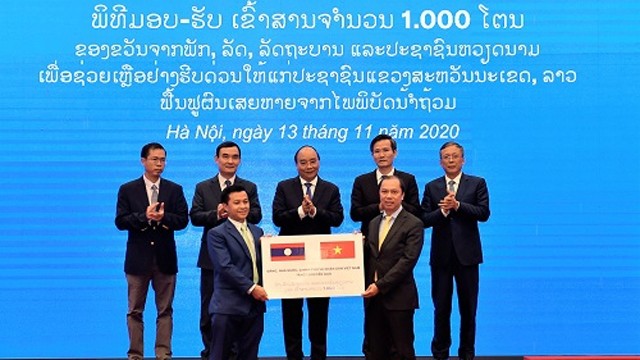 越南向老挝灾民援助1000吨大米。