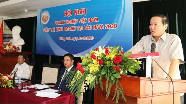 越南驻老挝大使阮伯雄在会上发言。