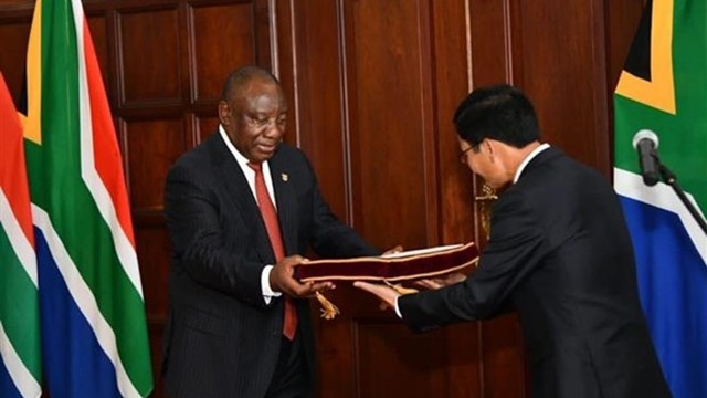 黄文利大使向南非总统西里尔·拉马福萨递交国书。
